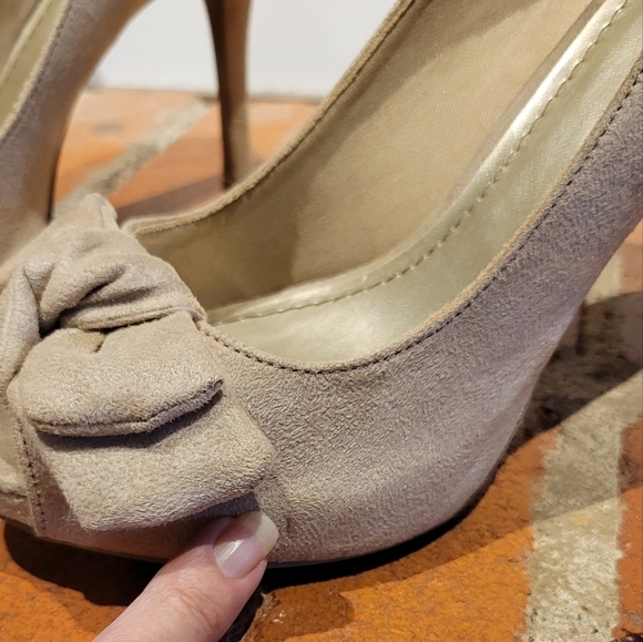 Fioni Tan Suede Peep Toe 4in Heel with Knotted Bow Accent Size 9 1/2 - Picture 7 of 8
